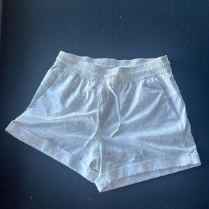 LuLulemon light grey pattern shorts